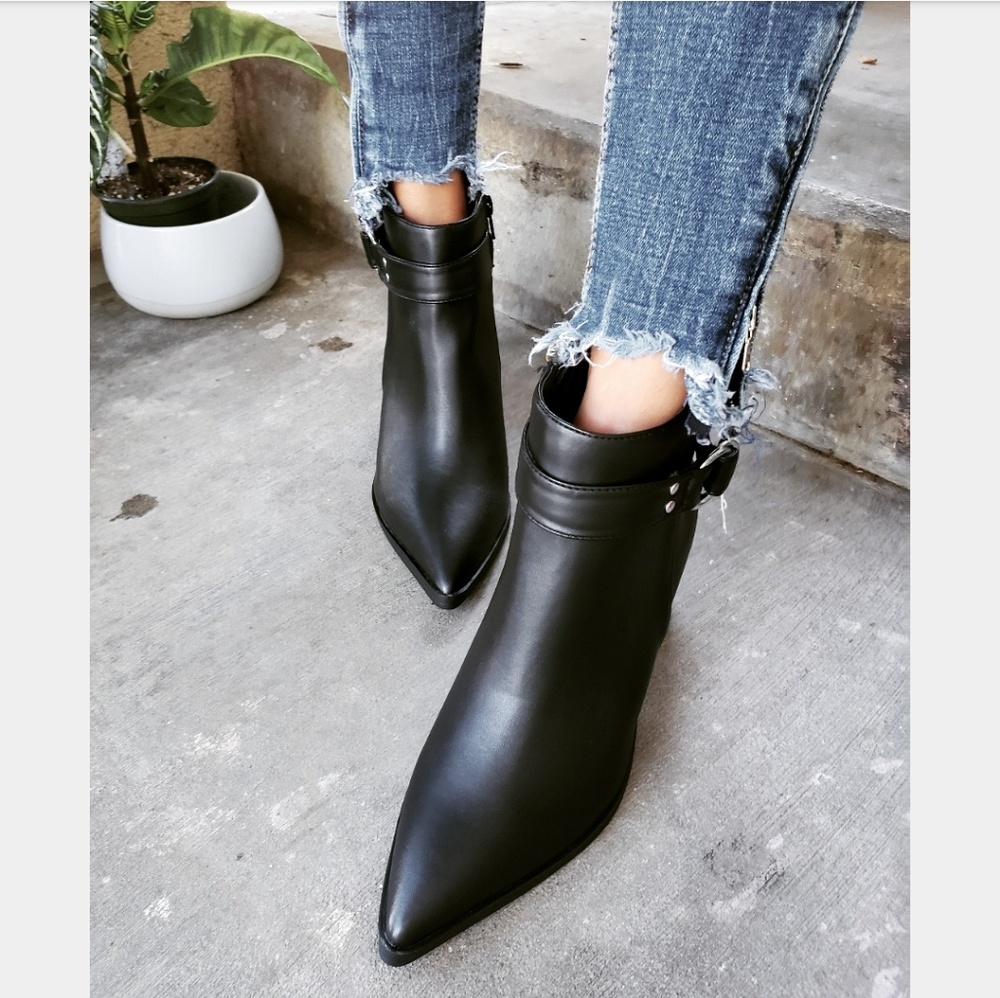 🚨ON SALE🚨//The Taylor// Black Buckled bootie - Picture 3 of 8
